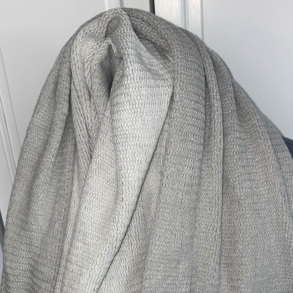 Chic Gray Fringe Scarf - Picture 2 of 2